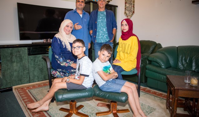 Achter: Aboalaa (l) en Stan. Daaronder: Nazeerah, Najmaldeen (9), Tajaldeen (7) en Maram (23). De oudste zoon Aladin (17) staat niet op de foto.