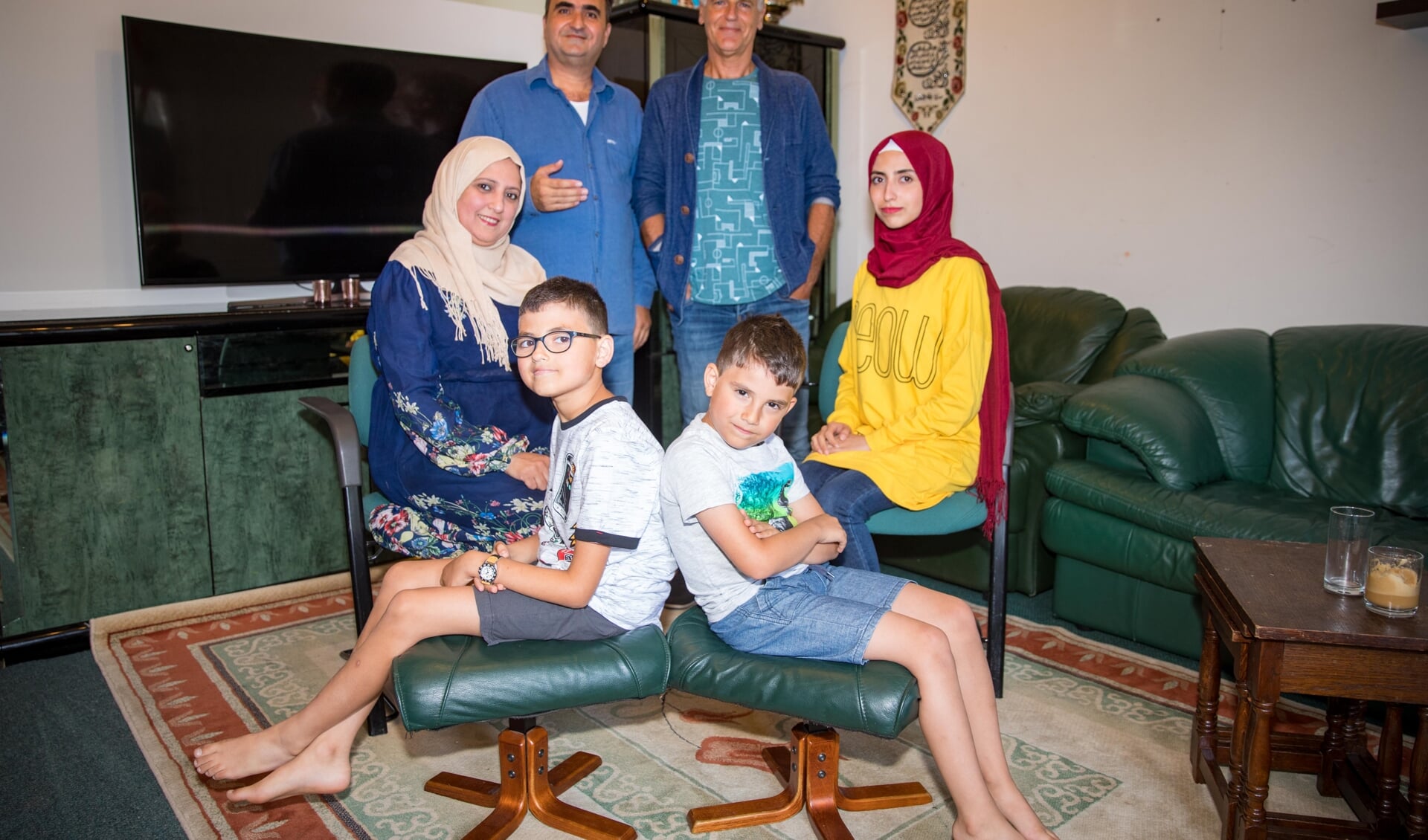 Achter: Aboalaa (l) en Stan. Daaronder: Nazeerah, Najmaldeen (9), Tajaldeen (7) en Maram (23). De oudste zoon Aladin (17) staat niet op de foto.