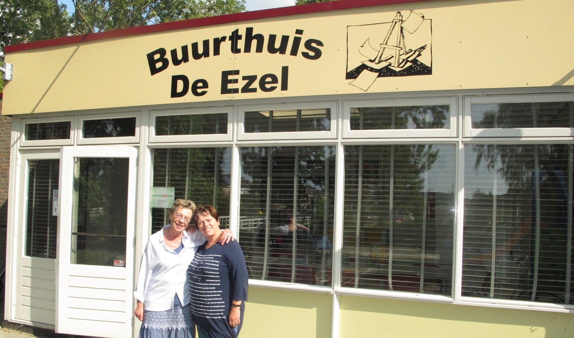 Vrijwilligers Tineke en Wil presenteren trots het nieuwe cursusaanbod van buurthuis De Ezel.