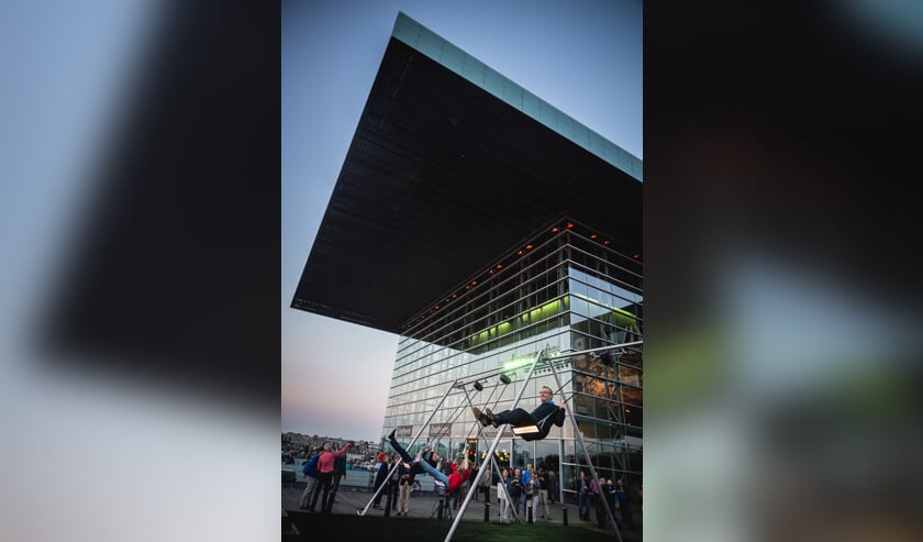 Interactieve muziekinstallatie WannaSwing op de kade voor het Muziekgebouw.