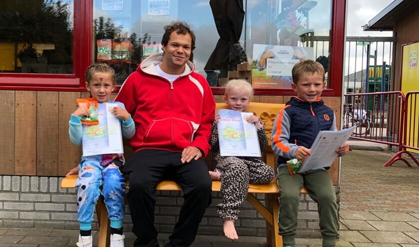 Trots tonen Lotte, Esmée en Bryan hun Kikker-diploma.