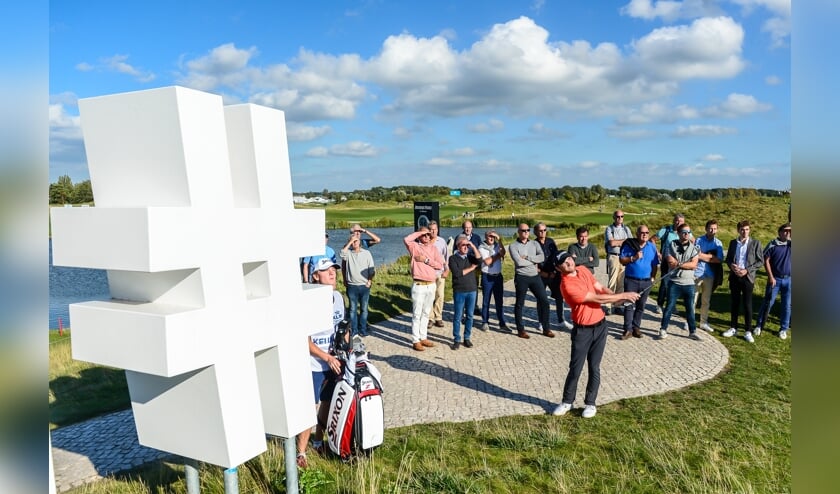 Lars Keunen slaat de bal op hole negen terug naar de green.