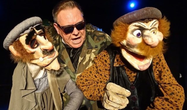 Neville Tranter met enkele van zijn poppen.