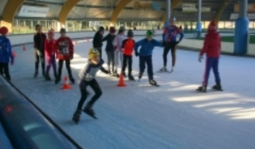 Het schoolschaatsen is op de ijsbaan in Haarlem.