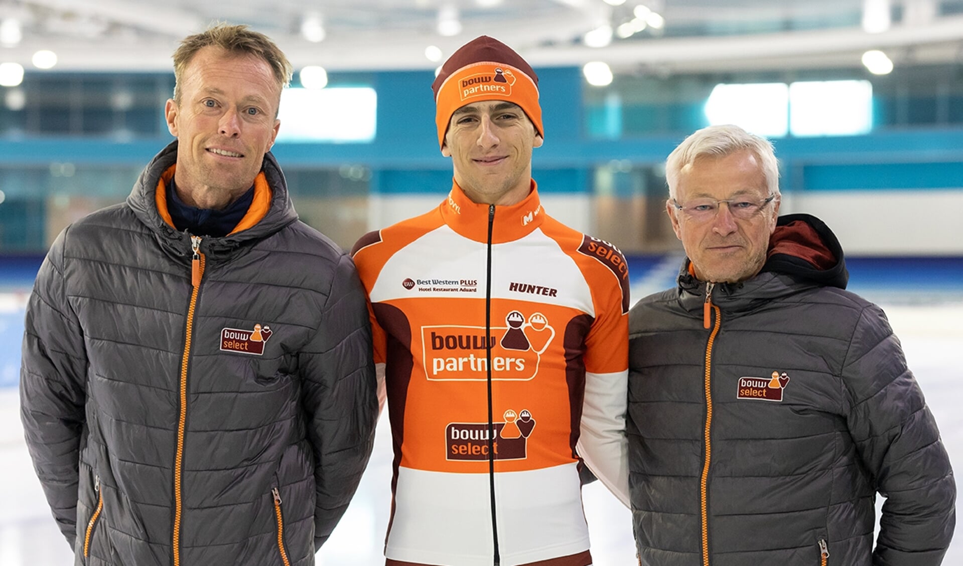 Gabriele Galli tussen de Bouwselect-trainers Piet Hijlkema (l) en Bertjan van der Veen.