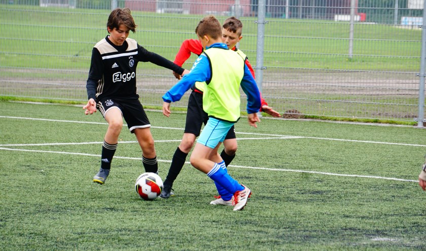 De kinderen krijgen alle basistechnieken aangeleerd volgens de Wiel Coerver-methode.