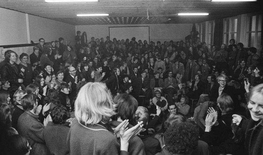 De bezette Katholieke Academie in Beverwijk houdt een plenaire vergadering met sympathisanten van Pedagogische Academie uit Alkmaar.
