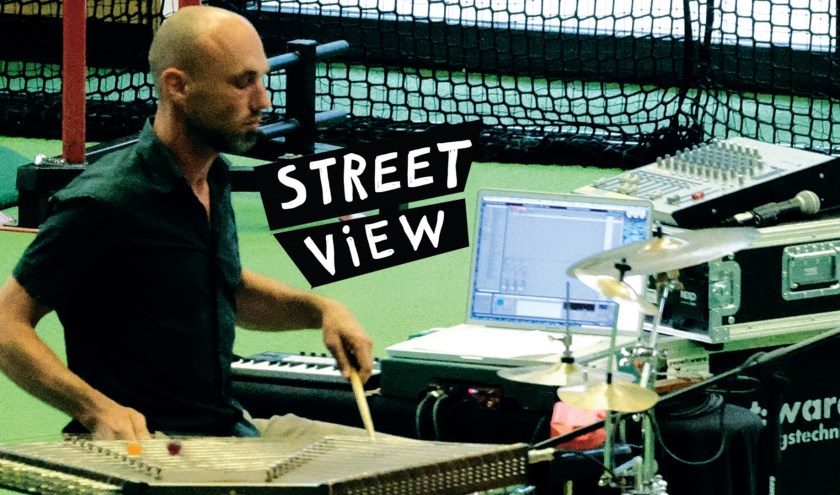 Een van de muzikanten van het Streetview-project.