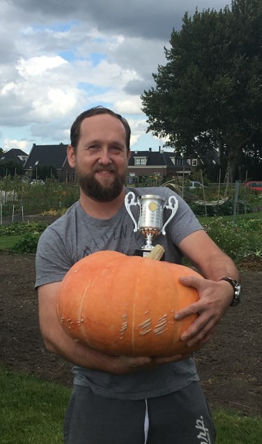 Marcin Elias kweekte de grootste pompoen.
