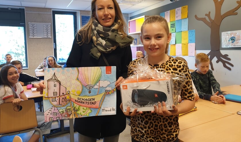 Esther Cremer showt de tekening van Maud Pel