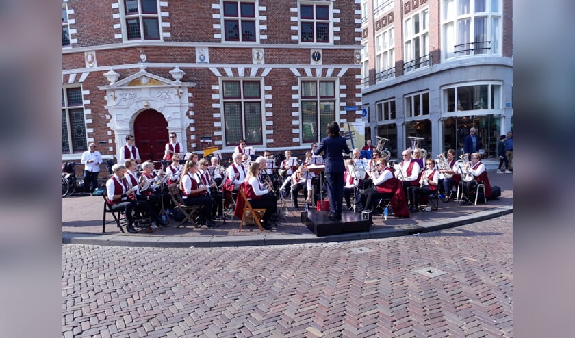 De Herleving uit Zwaag geeft een concert voor het statenlogement.