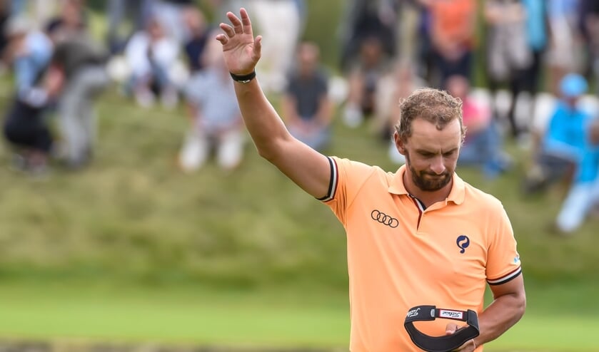 Het beeld zegt alles. Joost Luiten neemt afscheid met opgeheven hand, maar gebogen hoofd. De teleurstelling is voelbaar.