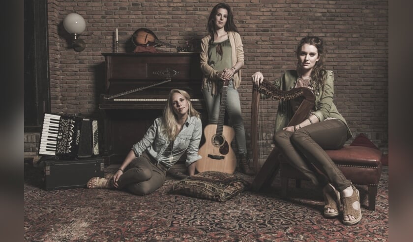 De dames van SYA begeleiden zichzelf op akoestische instrumenten.