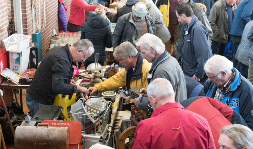 De rommelmarkt in Opperdoes trekt elk jaar veel bezoekers.