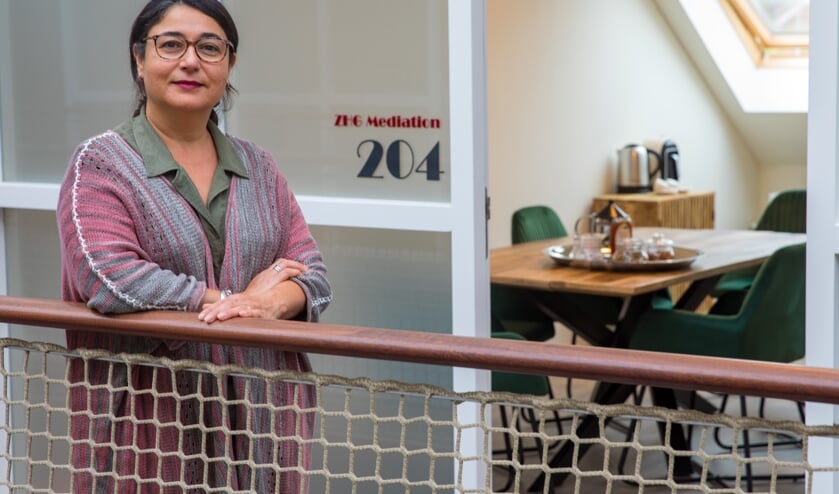 Aysenur Uysal in het nieuwe kantoor van ZHG Mediation aan de Mauvestraat in Zaandam.