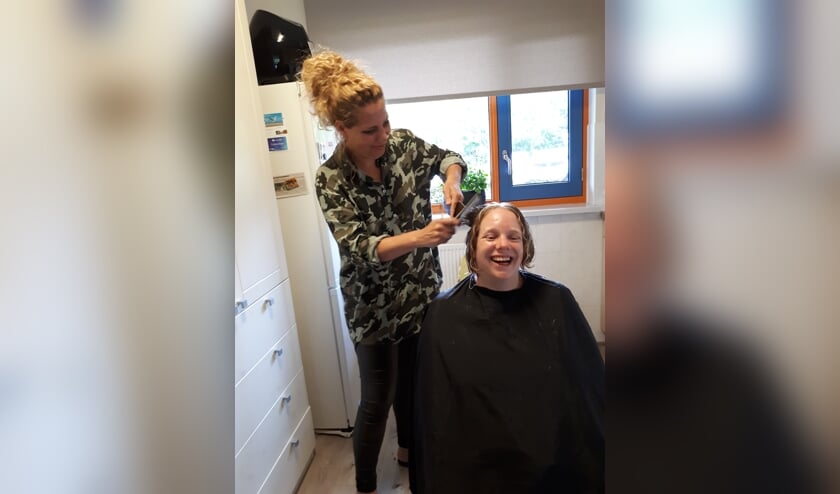 Marijke is blij met haar nieuwe coupe.