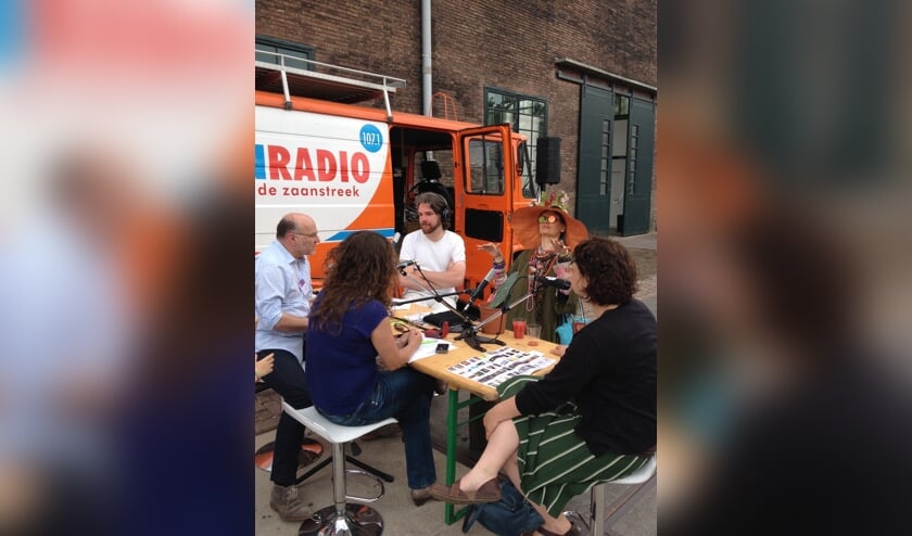 Plantenmedium maakt contact met overleden kamerplanten tijdens uitzending van Zaanradio voor Artzaanstad.