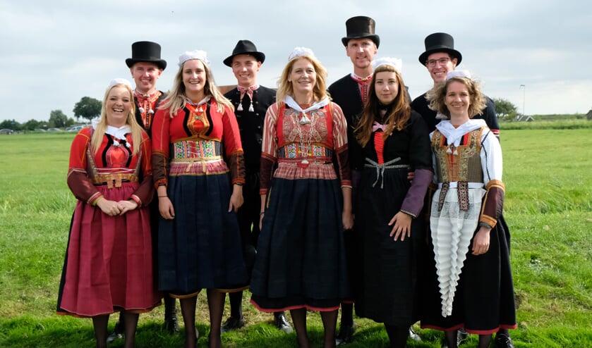 De vier bruidsparen met burgemeester mevrouw Luzette Kroon.