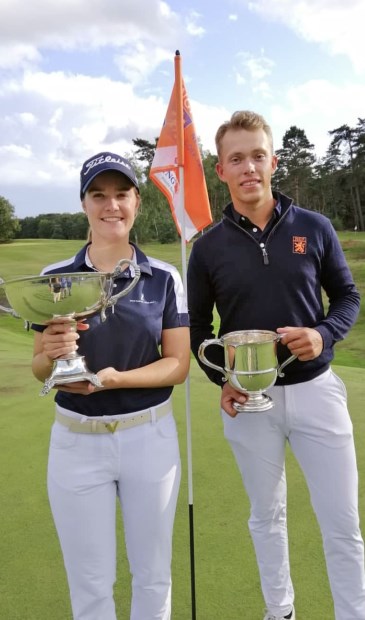 Daniëlle Modder en Koen Kouwenaar als winnaars van het Nationaal Open. (Foto social media Hilversumsche)