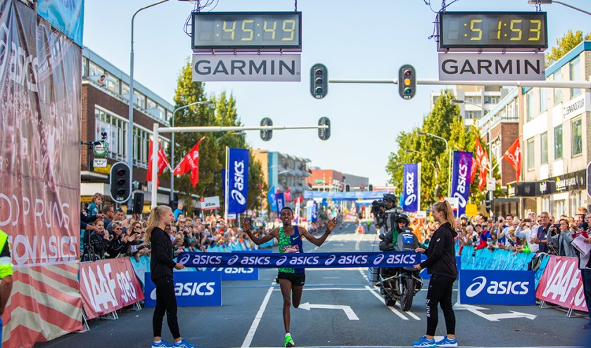 Evaline ChirChir uit Kenia als eerste over de finish.