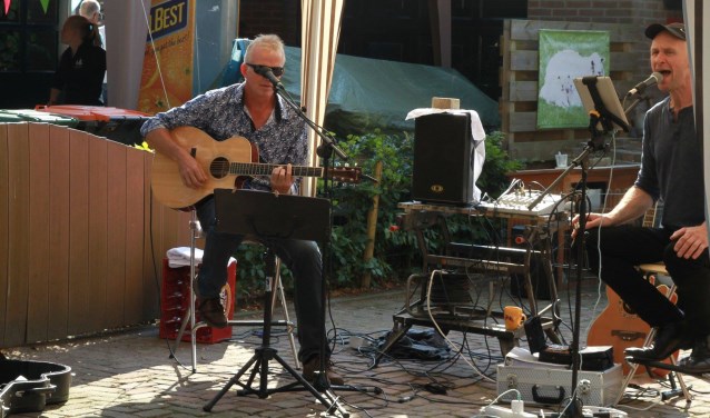 In verschillende tuinen in Oosterleek treden muzikanten op.