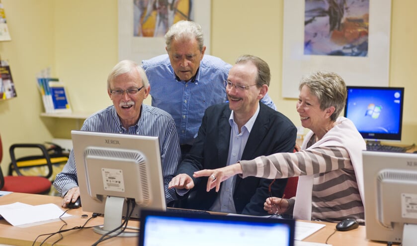 De ambassadeurs staan klaar om computercursussen, lezingen en inloopspreekuren te verzorgen.