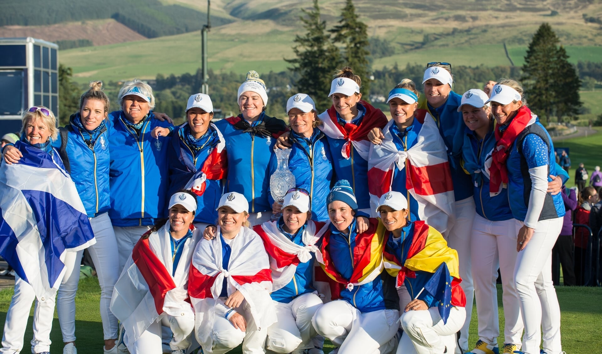 Anne van Dam (boven vijfde van rechts) in het winnende Europese team van de Solheim Cup 2019.
