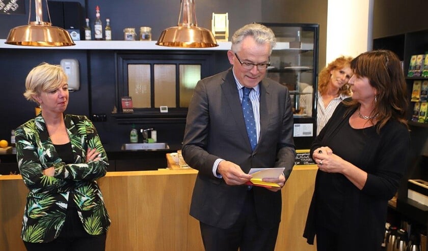 Burgemeester Koen Schuiling kreeg in het Leescafé van School 7 de eerste serie poëziekaarten van Helderse bodem uitgereikt.