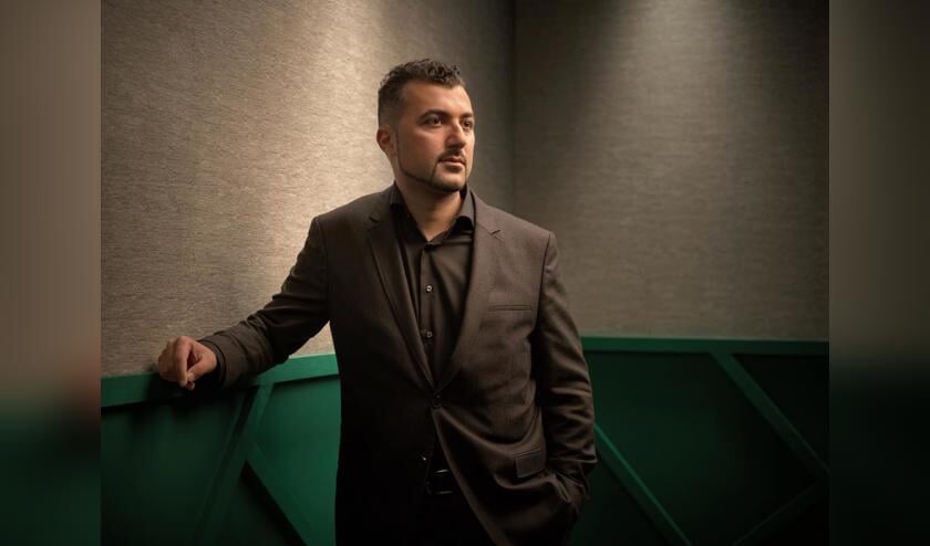 Columnist, schrijver en presentator Özcan Akyol.