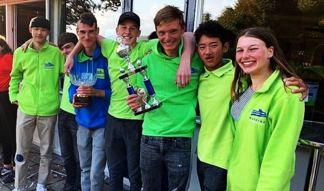 Het jeugdteam van Waterwolf met de beker.
