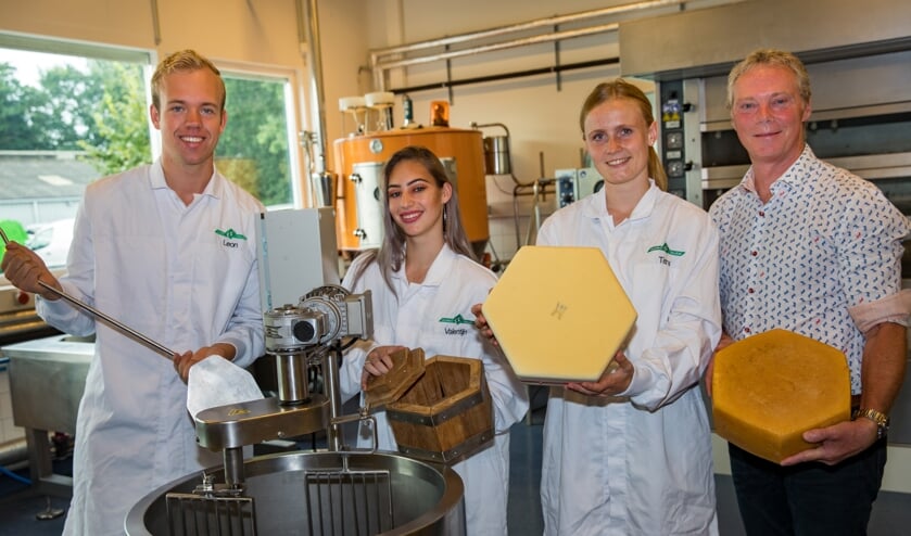 Nieuwe kaas wordt door leerlingen van het Clusius gemaakt. V.l.n.r. Noah Louwen, Heleen Beems, Annique Vermaire en Wim van Reenen-vestigingsdirecteur Clusius College Drechterwaard.