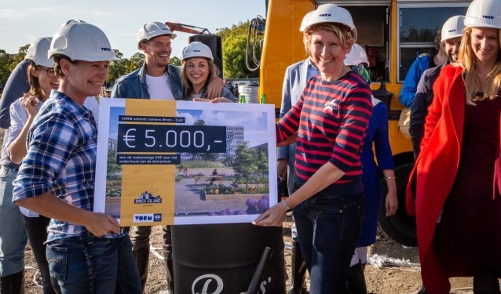 VORM schenkt 5.000 Euro aan de VVE, voor het onderhoud van de binnentuin.