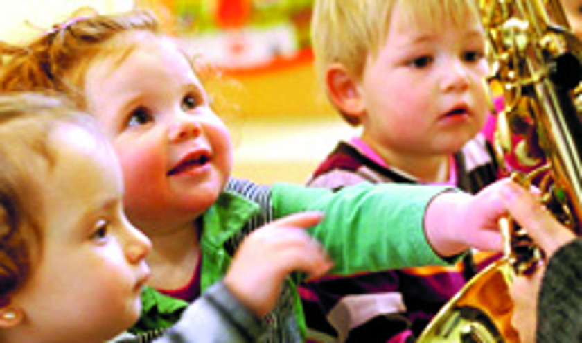 Kleine kinderen leren een hoop op de Peuteracademie.