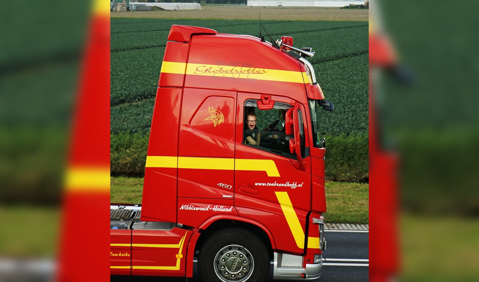 Truckers maken samen met een bijrijder met een verstandelijke beperking een tour door West-Friesland.