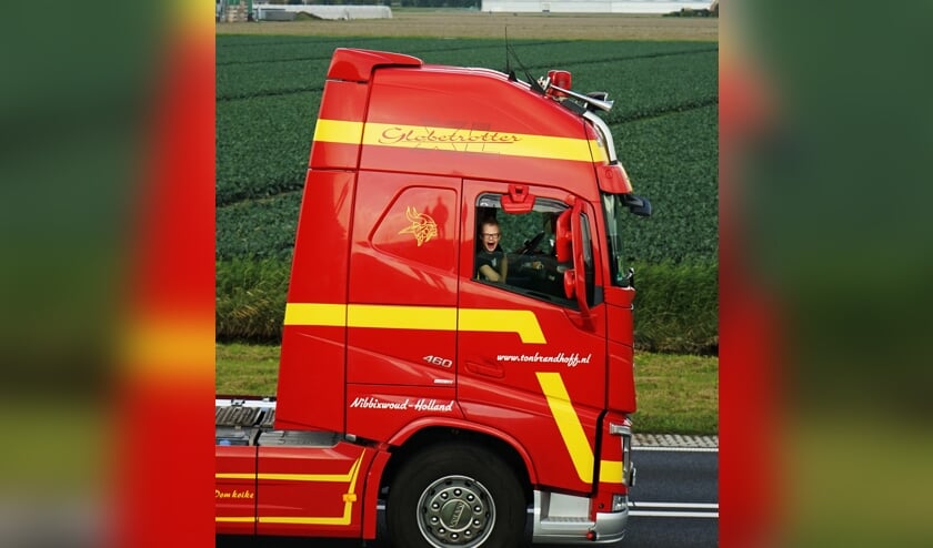 Truckers maken samen met een bijrijder met een verstandelijke beperking een tour door West-Friesland.