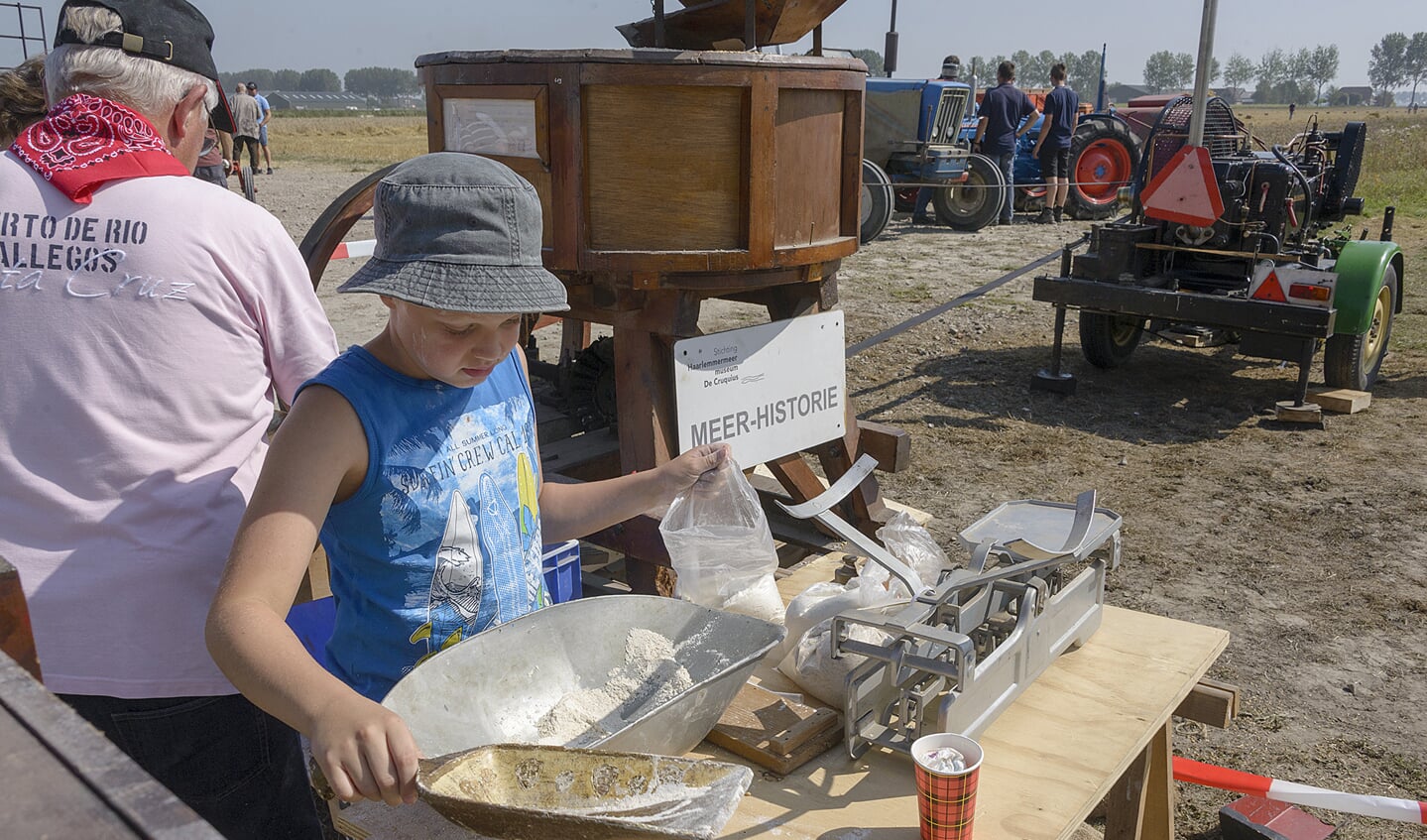 Jong en oud leert over de werking van de oude combines. 