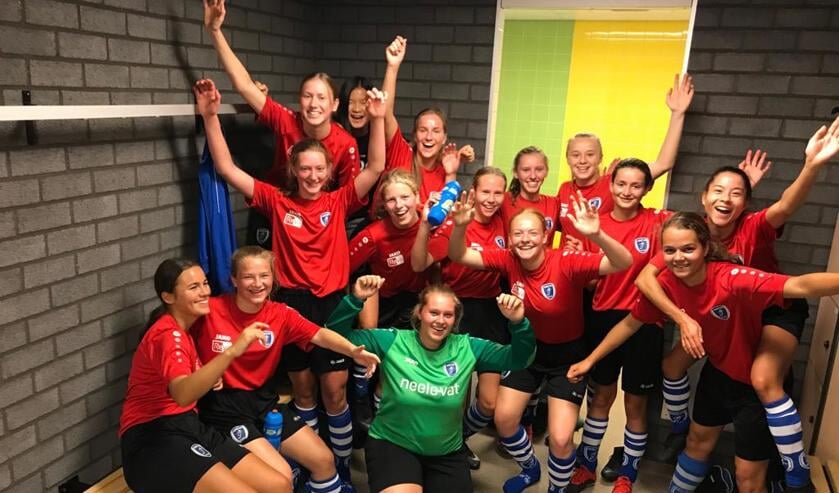 De speelsters van ADO'20 MO17-1 na hun overwinning.