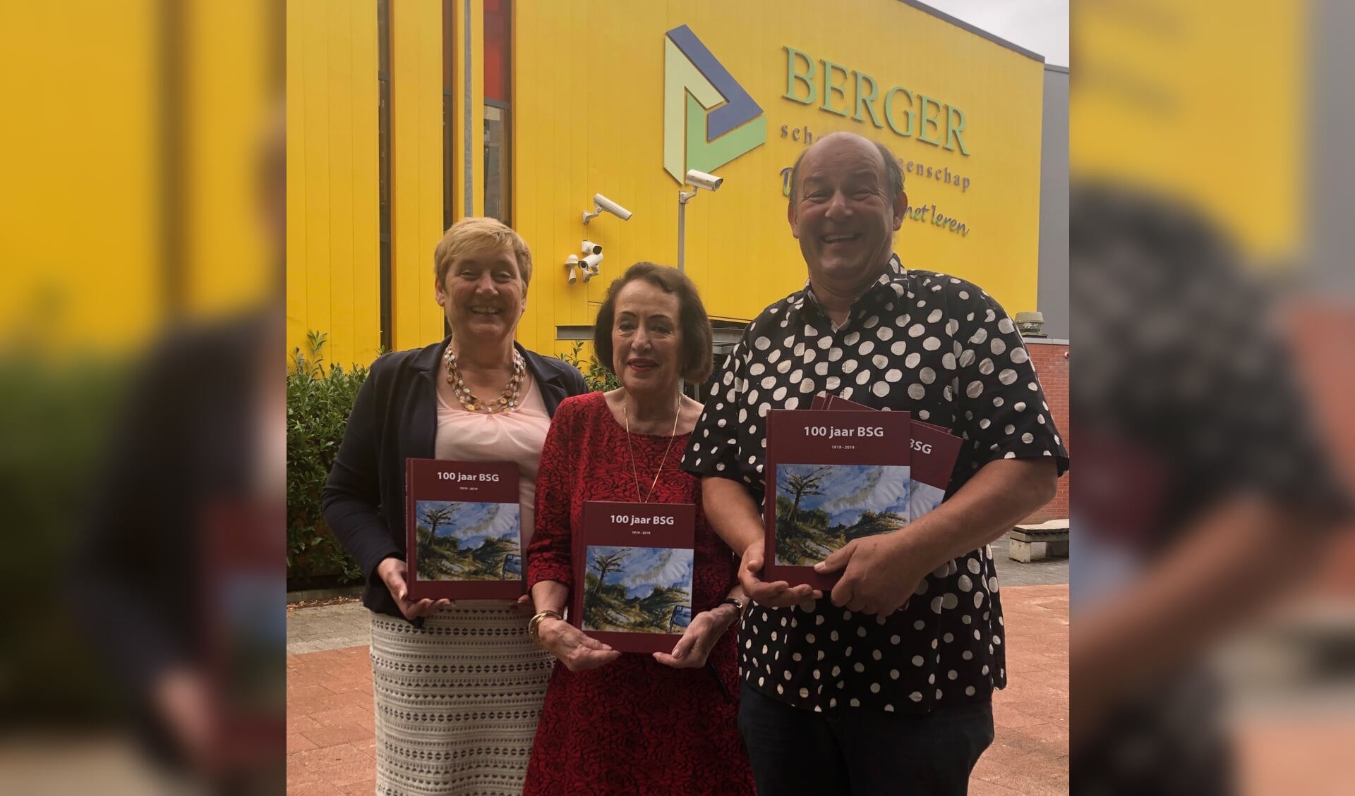De drie redacteuren Harry Burgering, Irene Oudes en Hélène Jonker-Buscher presenteren met trots het jubileumboek 100 jaar Berger Scholengemeenschap. 