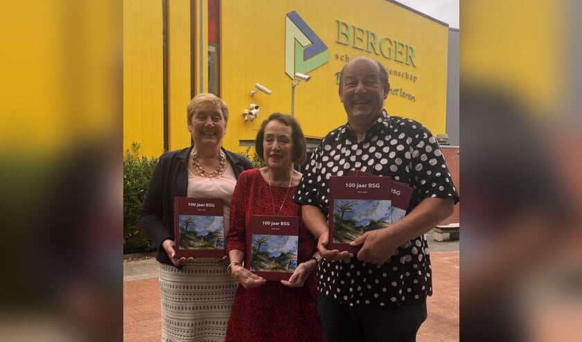 De drie redacteuren Harry Burgering, Irene Oudes en Hélène Jonker-Buscher presenteren met trots het jubileumboek 100 jaar Berger Scholengemeenschap.