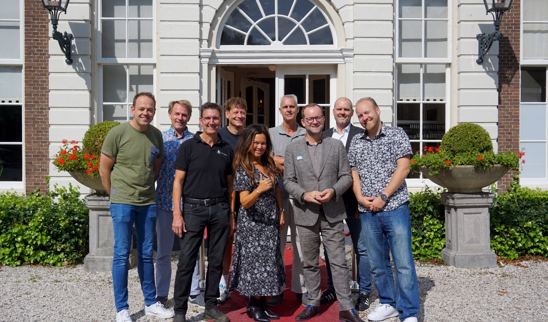 Op de foto: Ondernemers Sportboulevard Heemskerk en Hotel & Chateau Marquette en de directeur van de Leonardusschool.