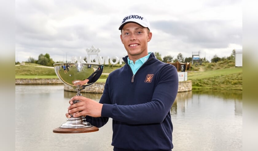 Koen Kouwenaar met de Robbie van Erven Dorens Trofee voor de beste amateur.