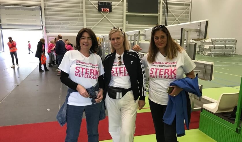 Avyola Jozsi (rechts op de foto) met haar vriendinnen tijdens de wandeltocht voor het goede doel.