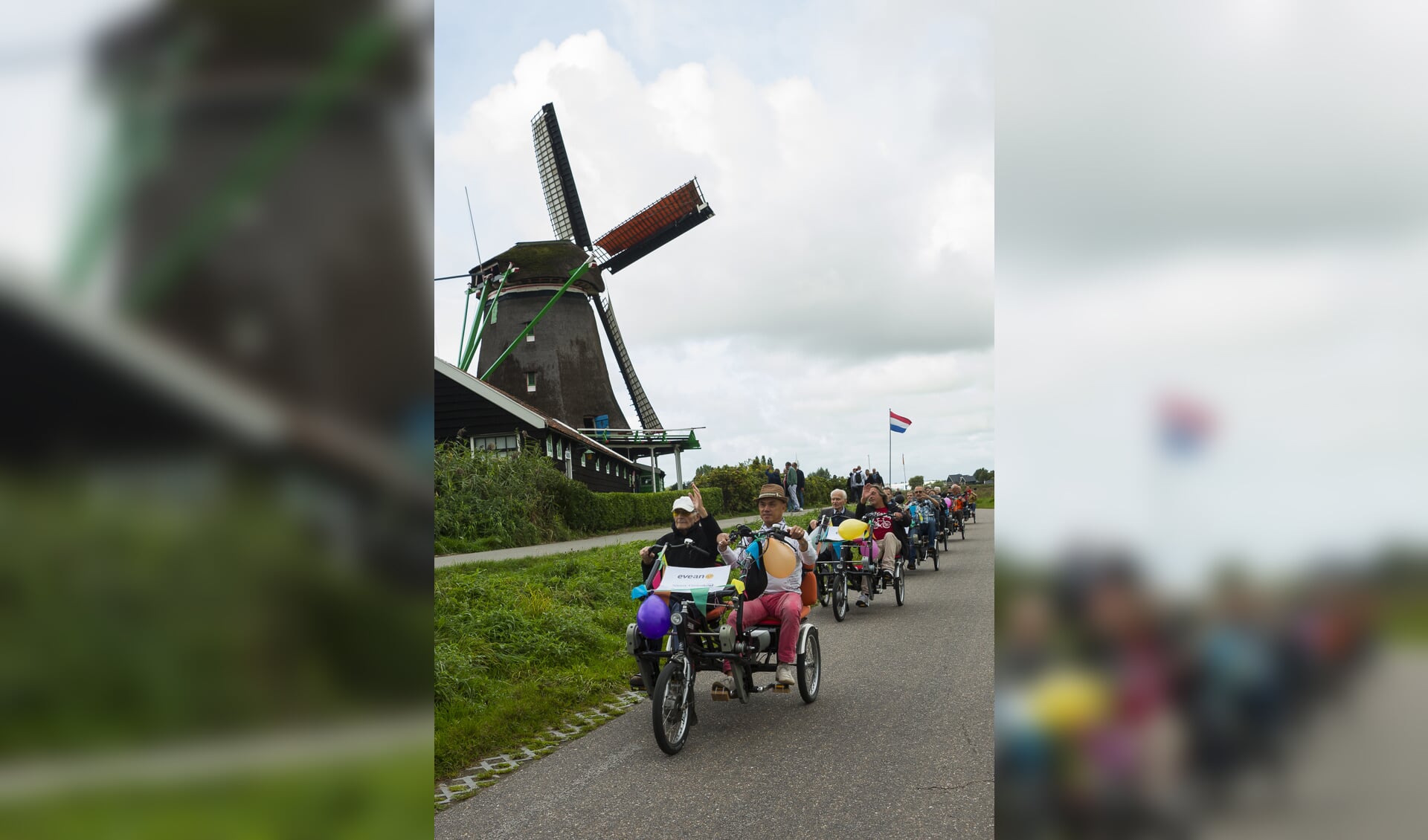 Deelneemers Zaanse duafietsronde fietsen een prachtige route.