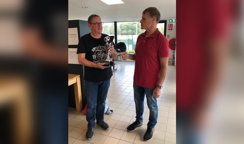 De overhandiging van de Rodi Media Wisselbokaal door Martien Blaauboer aan de aanvoerder van Duinrand S, Martin de Zwart.