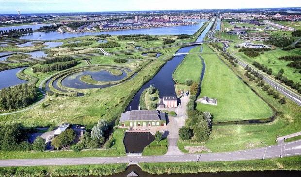 Het Poldermuseum vanuit de lucht gezien.