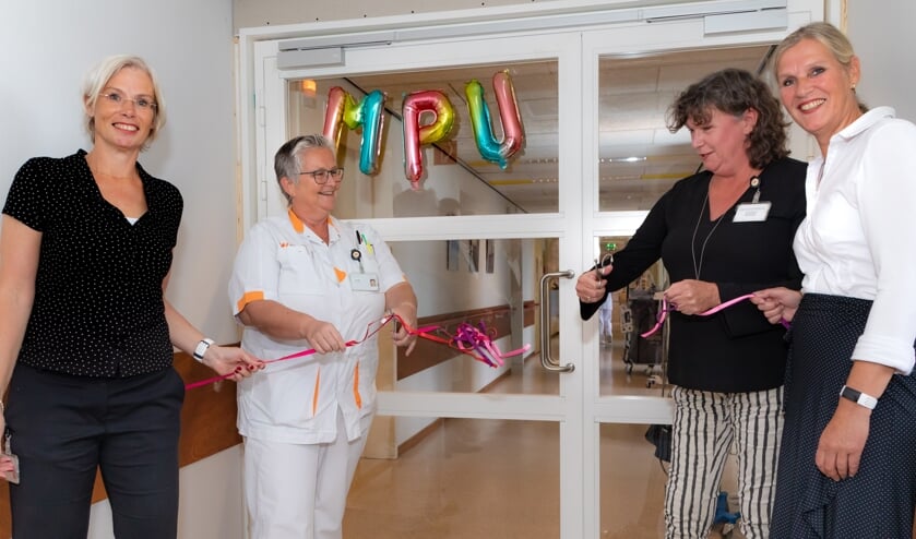 v.l.n.r. Tjarda de Man (psychiater), Linda Mulder (verpleegkundige AOA), Hanneke de Wit (psychiatrisch verpleegkundige) en Marjan Rijnja (unithoofd AOA/MPU).