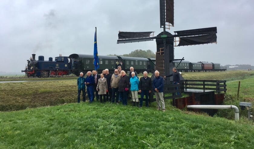 Alle betrokkenen poseren bij de Klikjesmolen in Oostwoud.