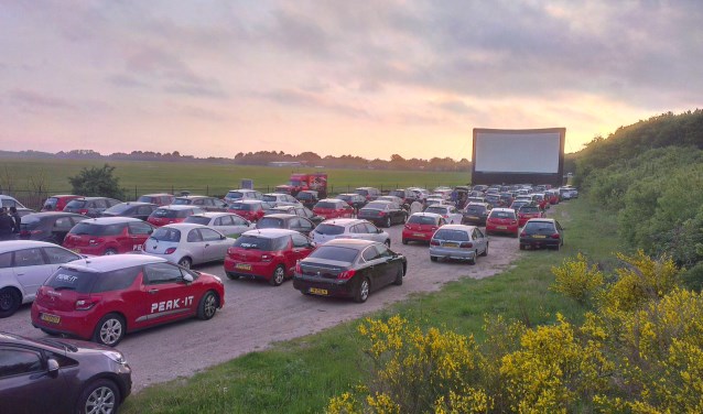 De met vier Oscars bekroonde kaskraker Bohemian Rhapsody bekijken vanuit je eigen auto op een megascherm van 128 m2.