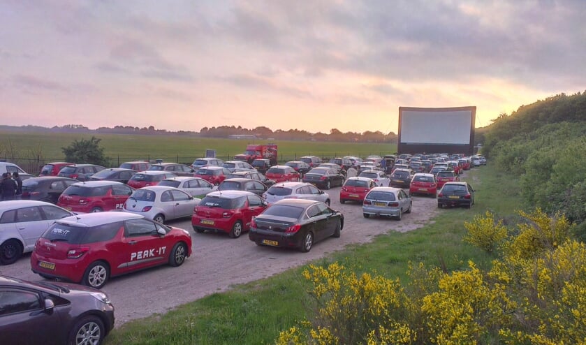 De met vier Oscars bekroonde kaskraker Bohemian Rhapsody bekijken vanuit je eigen auto op een megascherm van 128 m2.