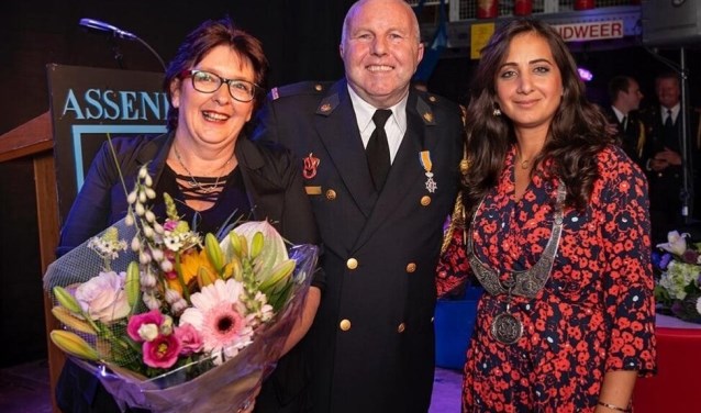 Peter IJf met zijn vrouw Sonja (links) en loco-burgemeester Songül Mutluer (rechts) na de ontvangst van zijn lintje links.
